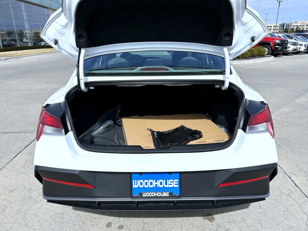 Used 2025 Hyundai Elantra SE image 23