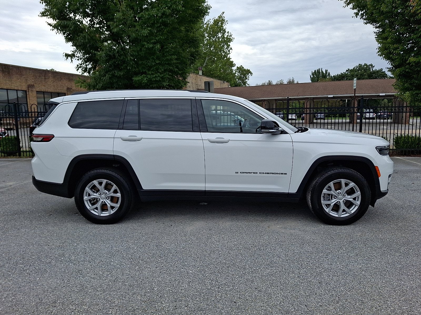 Used 2023 Jeep Grand Cherokee L Limited AWD/4WD image 7