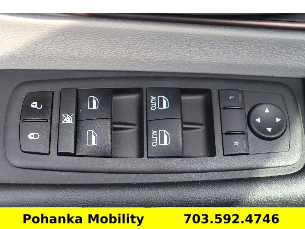 Used 2023 Chrysler Voyager LX image 21