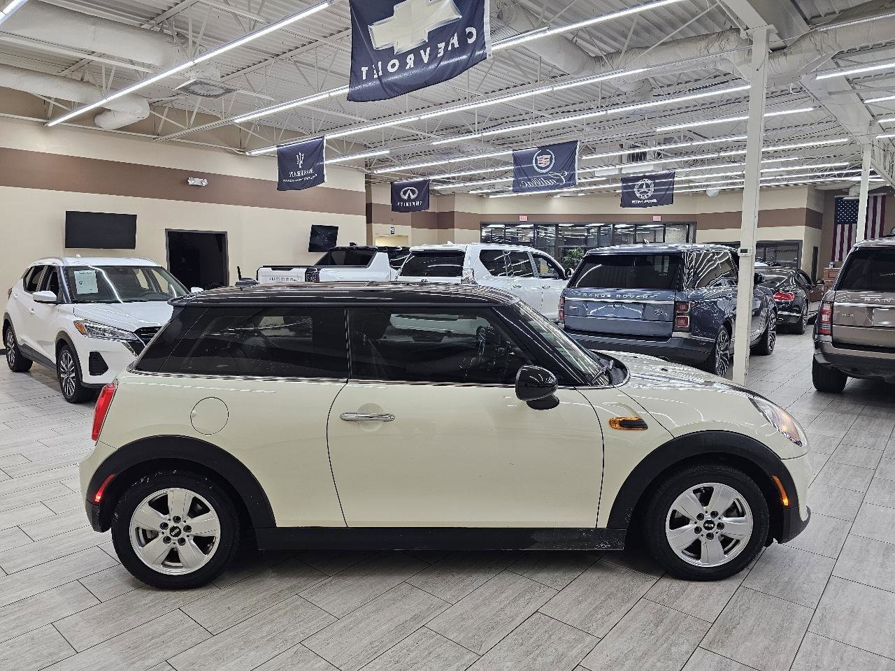 Used 2016 MINI Cooper 2-Door Hardtop image 6
