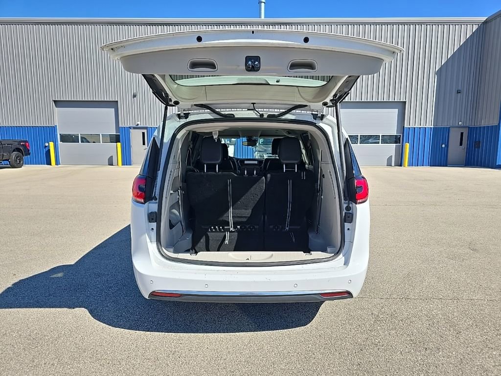 Used 2024 Chrysler Pacifica Touring-L image 5