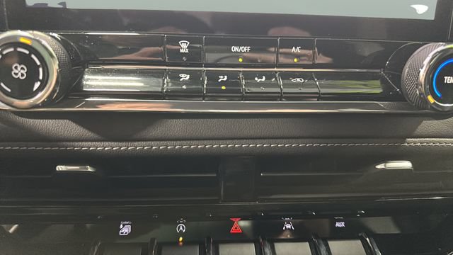 Used 2023 Chevrolet Colorado LT AWD/4WD image 16