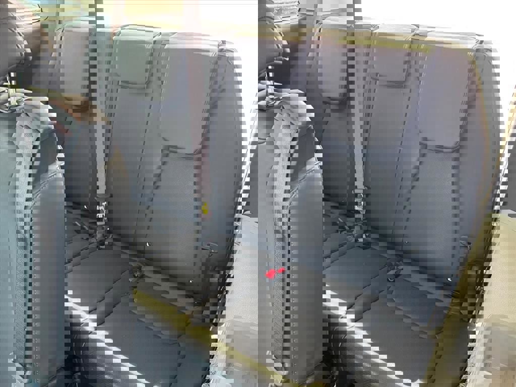 Used 2024 Kia Carnival EX image 11