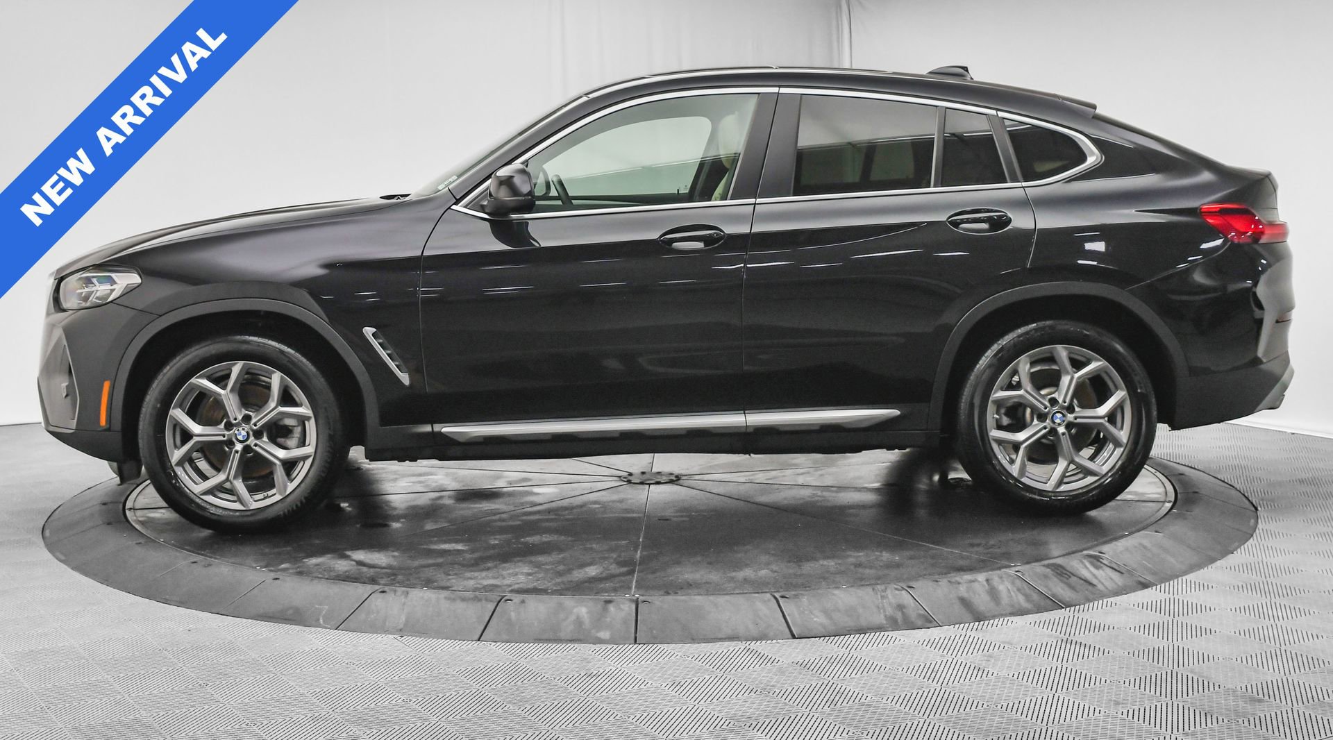 Used 2023 BMW X4 xDrive30i w/ Convenience Package image 4