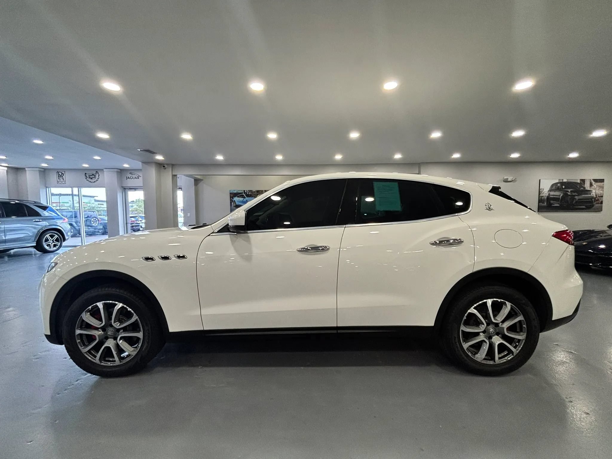 Used 2017 Maserati Levante AWD/4WD image 4