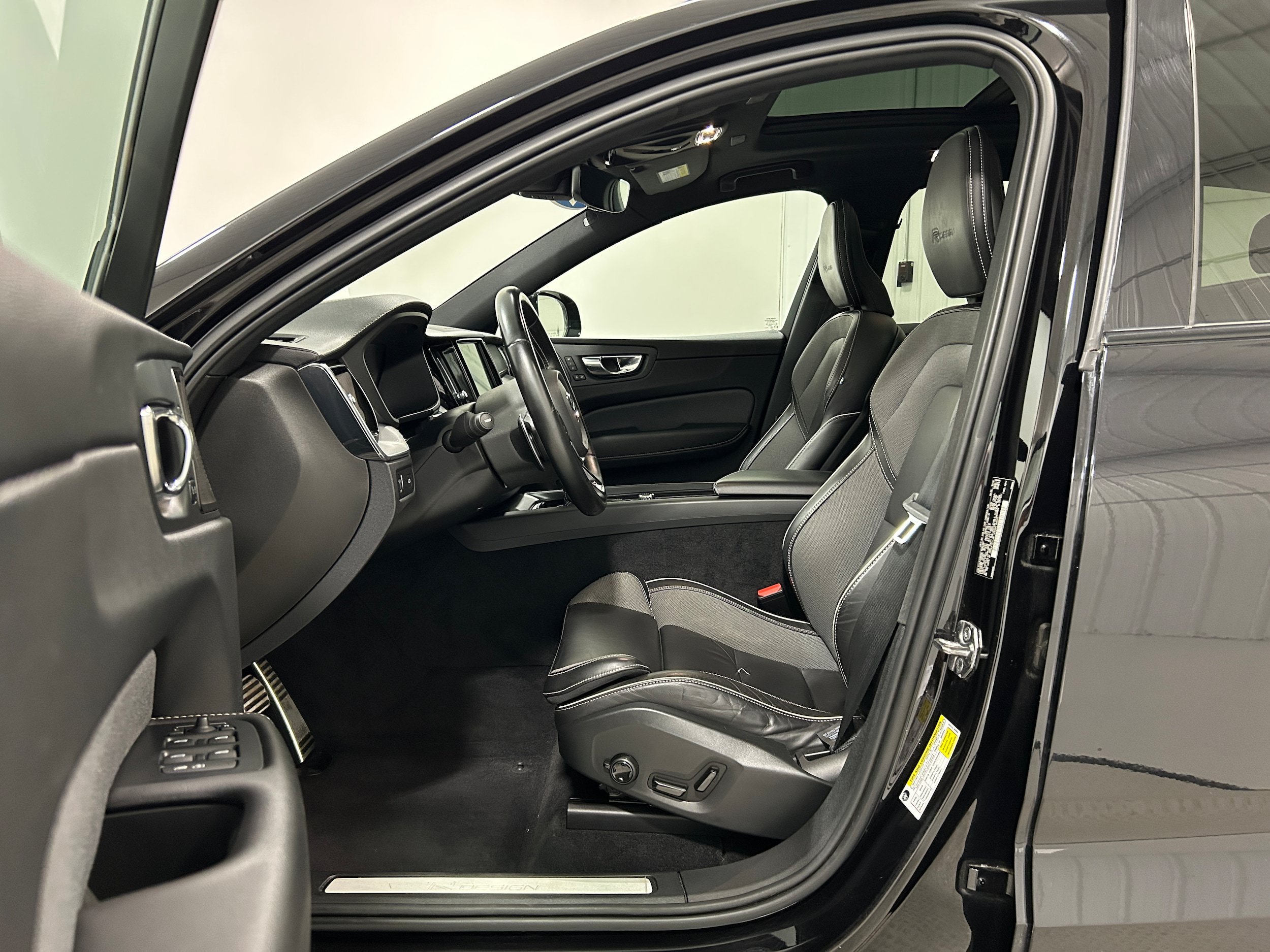 Used 2020 Volvo XC60 T6 R-Design w/ Protection Package Premier AWD/4WD image 4