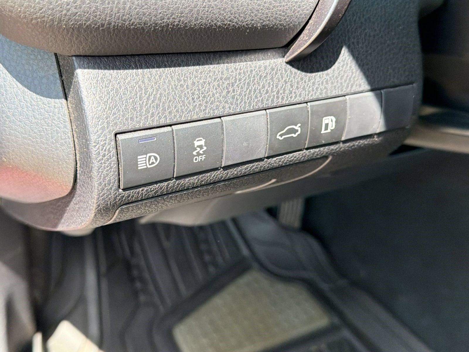 Used 2018 Toyota Camry XLE FWD image 17