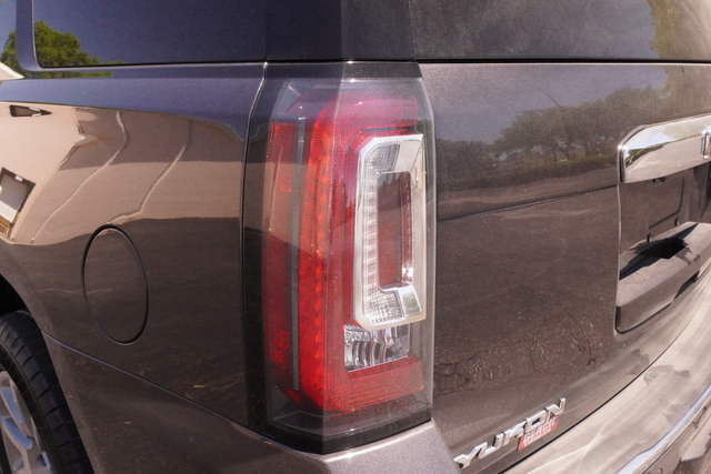 Used 2018 GMC Yukon Denali RWD image 4