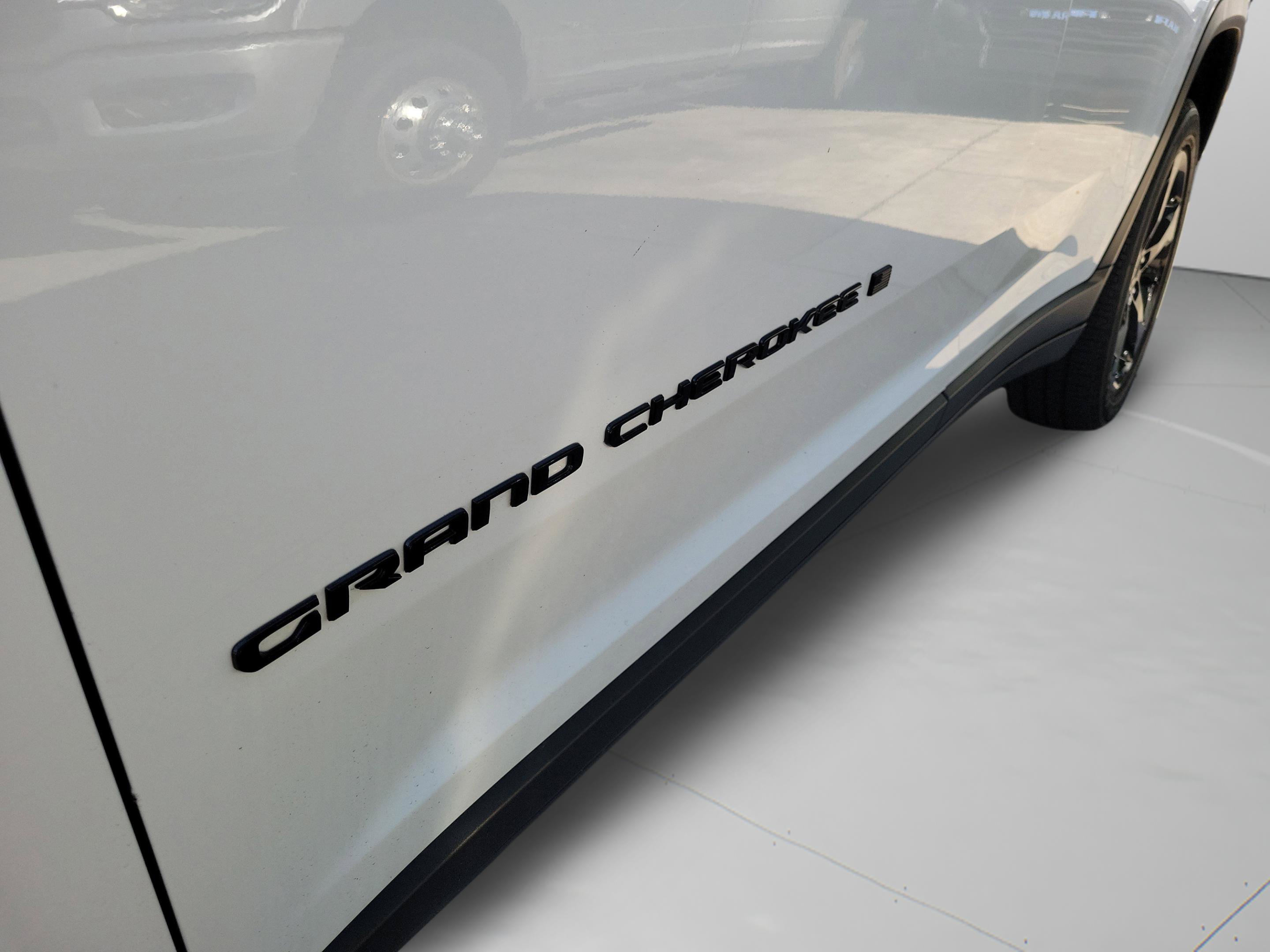 Certified 2025 Jeep Grand Cherokee Altitude AWD/4WD image 30