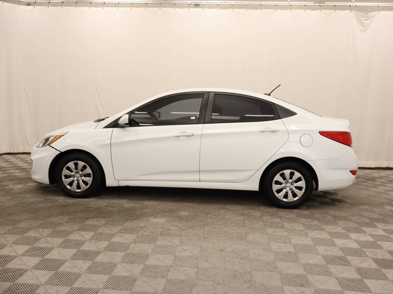 Used 2015 Hyundai Accent GLS FWD image 2