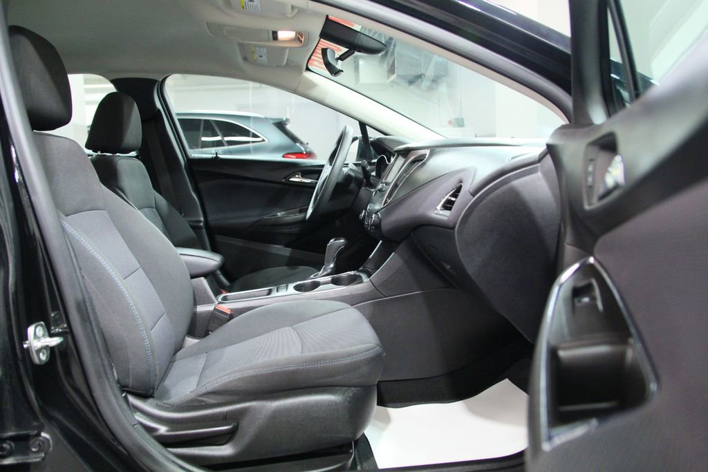 Used 2018 Chevrolet Cruze LT w/ Convenience Package FWD image 20