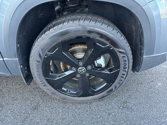 Certified 2025 Volkswagen Taos SEL w/ Black Wheel Plus Package image 30