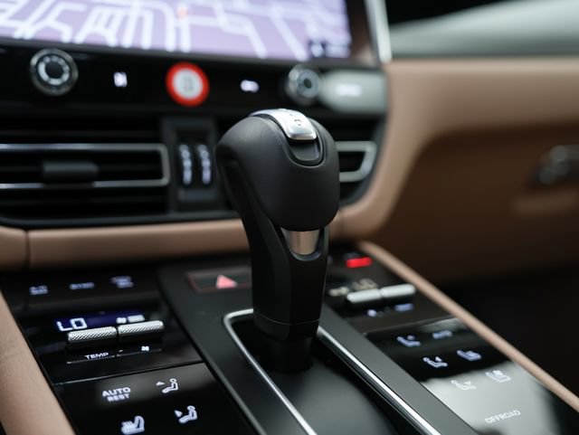 Certified 2026 Porsche Macan AWD/4WD image 24