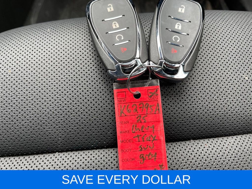 Used 2025 Chevrolet Trax RS w/ Sunroof Package FWD image 27
