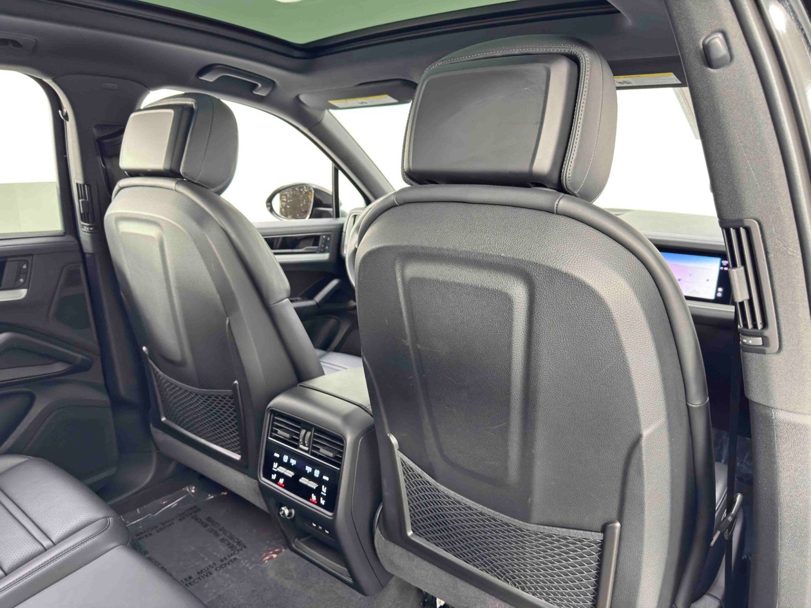 Used 2024 Porsche Cayenne w/ Premium Package image 39