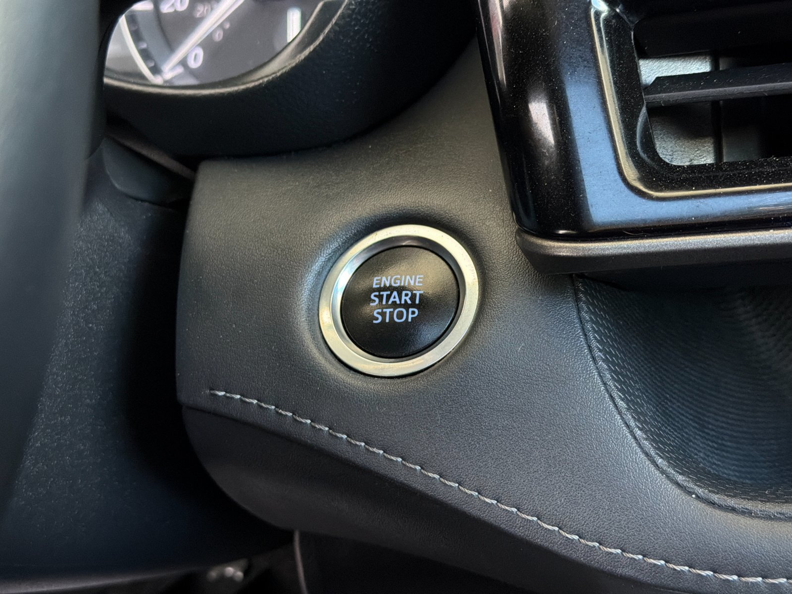 Used 2020 Toyota Highlander XLE FWD image 23