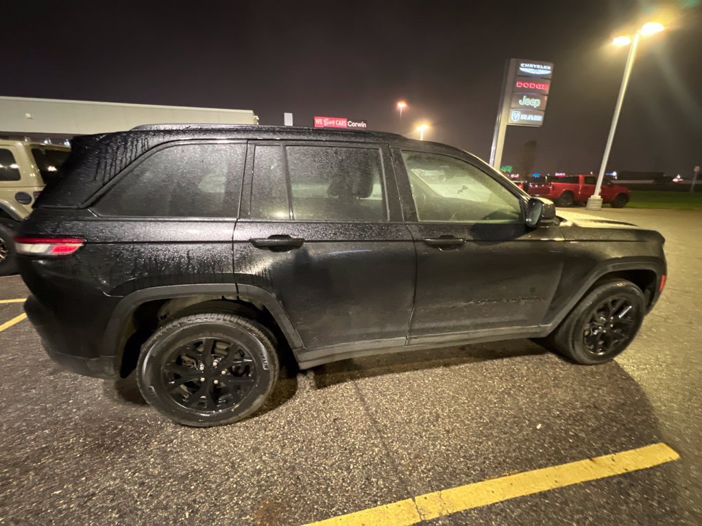 Used 2025 Jeep Grand Cherokee Altitude AWD/4WD image 9