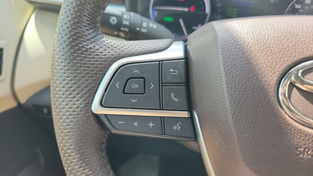 Used 2023 Toyota Sienna Platinum FWD image 21