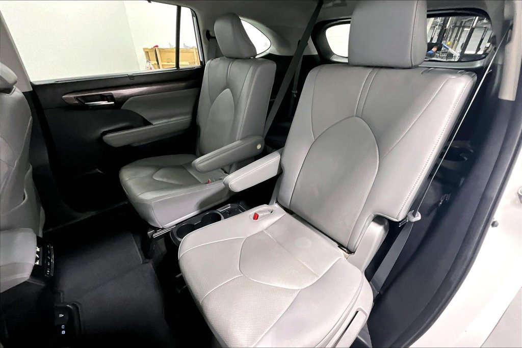 Used 2023 Toyota Highlander Limited FWD image 31