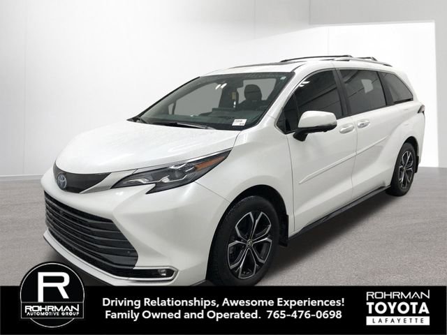 Used 2025 Toyota Sienna Platinum AWD/4WD image 2