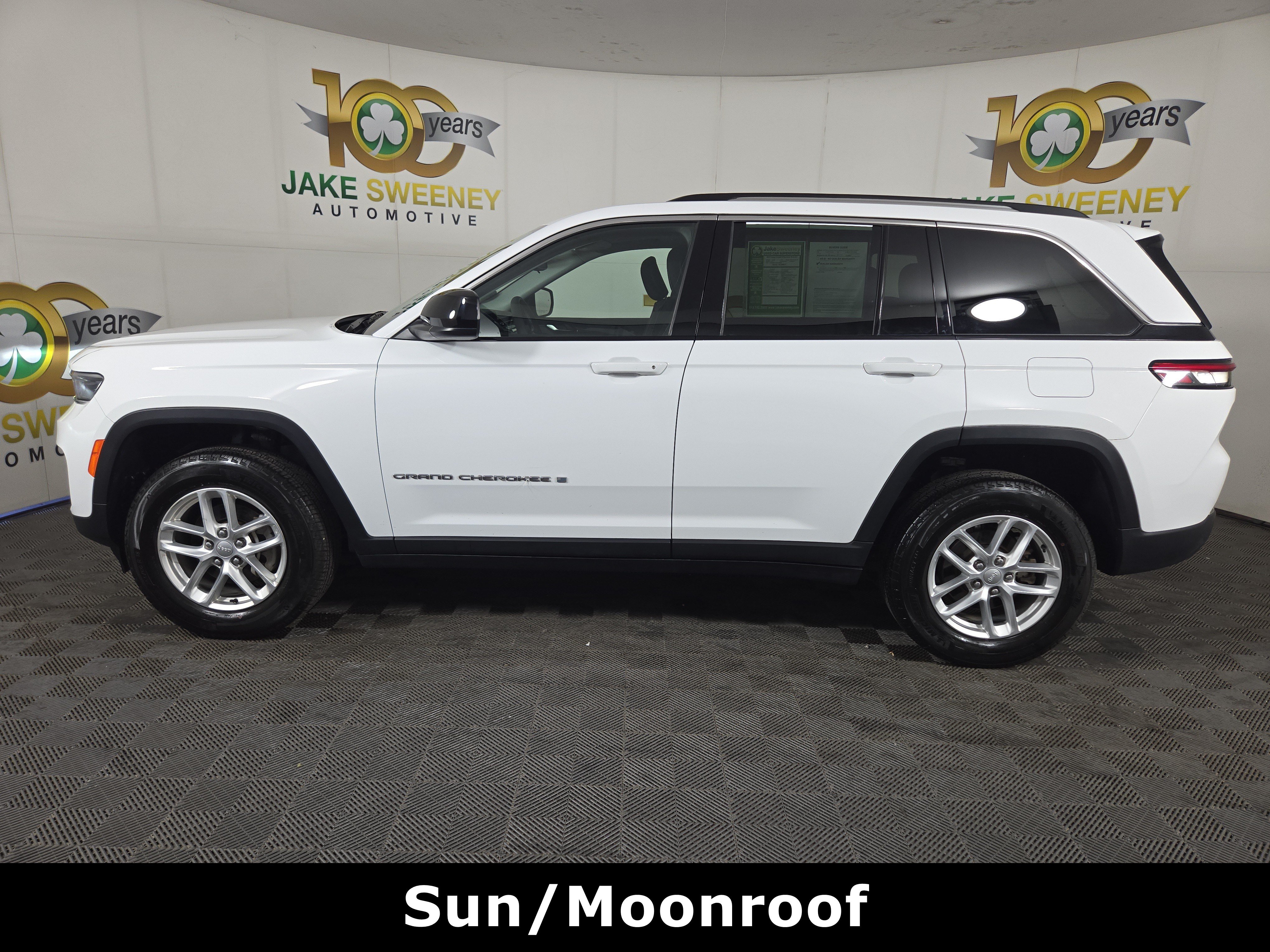 Used 2023 Jeep Grand Cherokee Laredo w/ Luxury Tech Group I AWD/4WD image 4