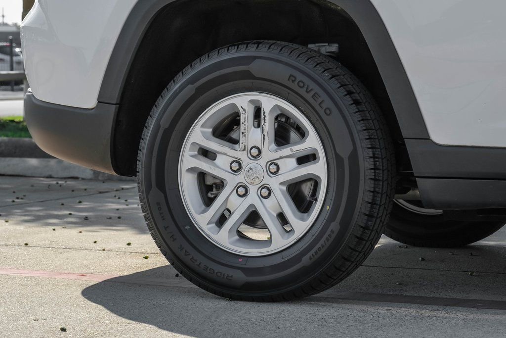 Used 2022 Jeep Grand Cherokee Laredo w/ Luxury Tech Group I image 66