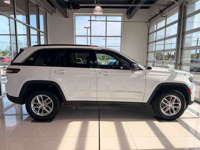 Used 2024 Jeep Grand Cherokee Laredo X w/ Luxury Tech Group I AWD/4WD image 7