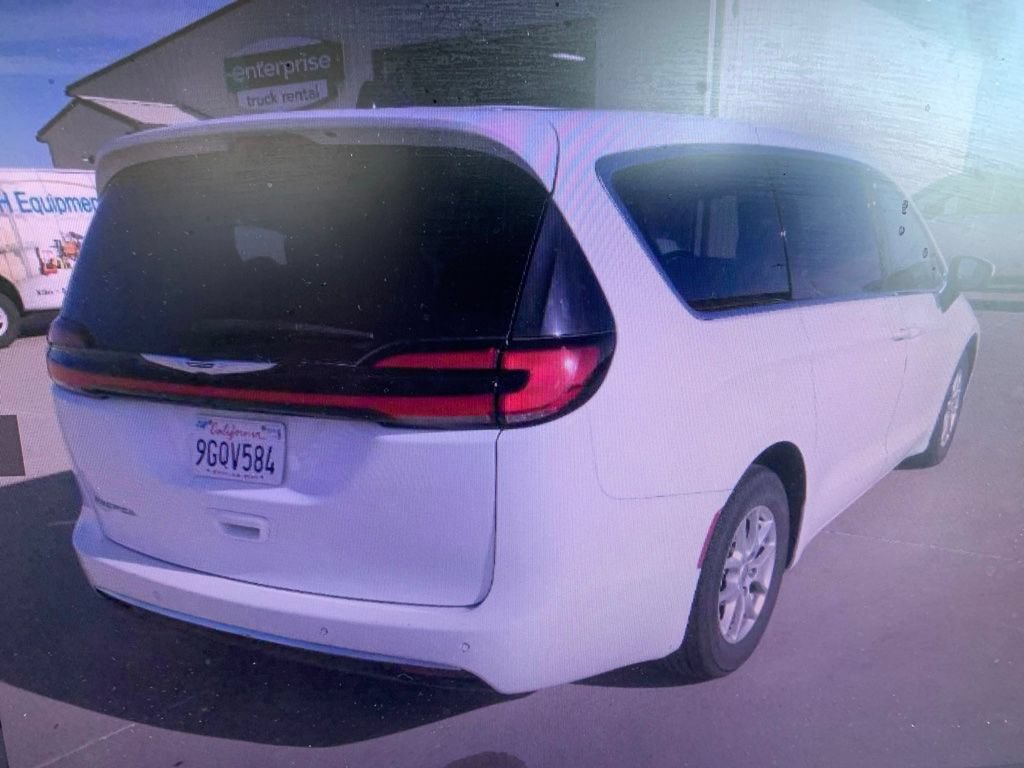 Used 2023 Chrysler Pacifica Touring-L FWD image 3
