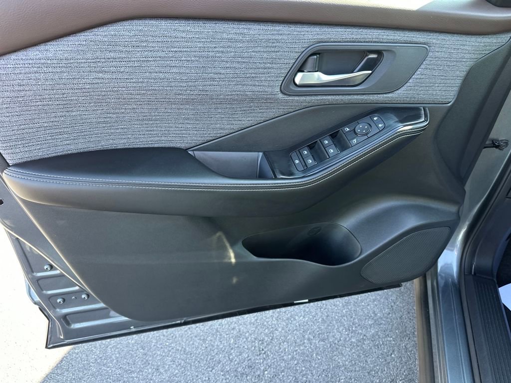 Used 2023 Nissan Rogue SV image 19