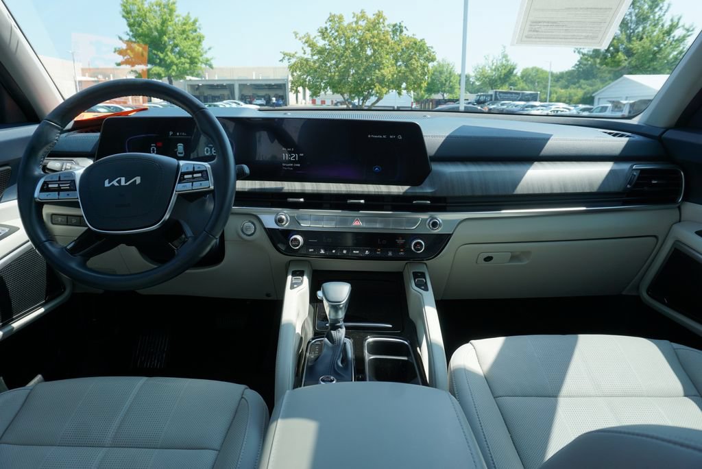 Used 2025 Kia Telluride EX w/ EX Captain's Chair Package FWD image 18