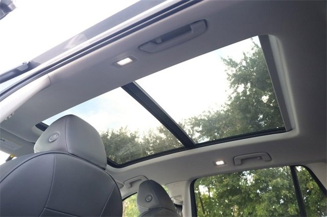 New 2025 Volkswagen Tiguan SE image 9