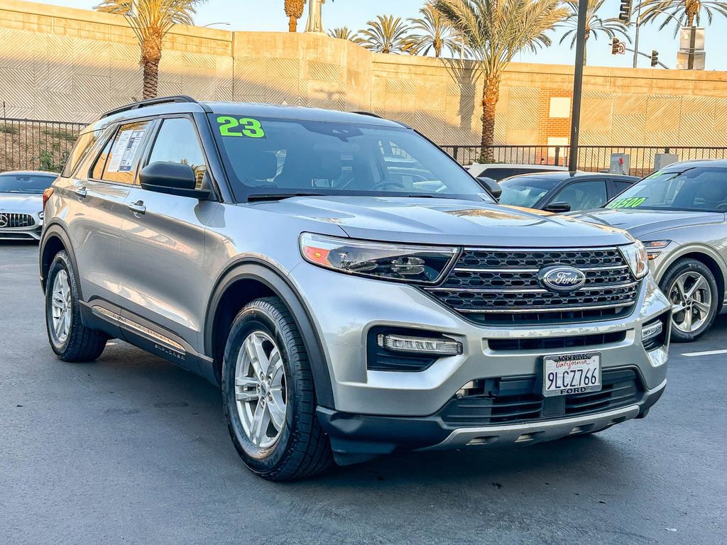 Used 2023 Ford Explorer XLT w/ Equipment Group 202A RWD image 3