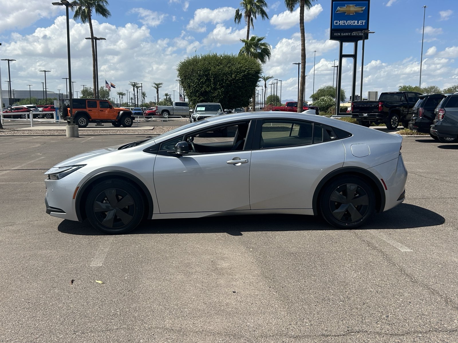 Used 2025 Toyota Prius LE FWD image 2