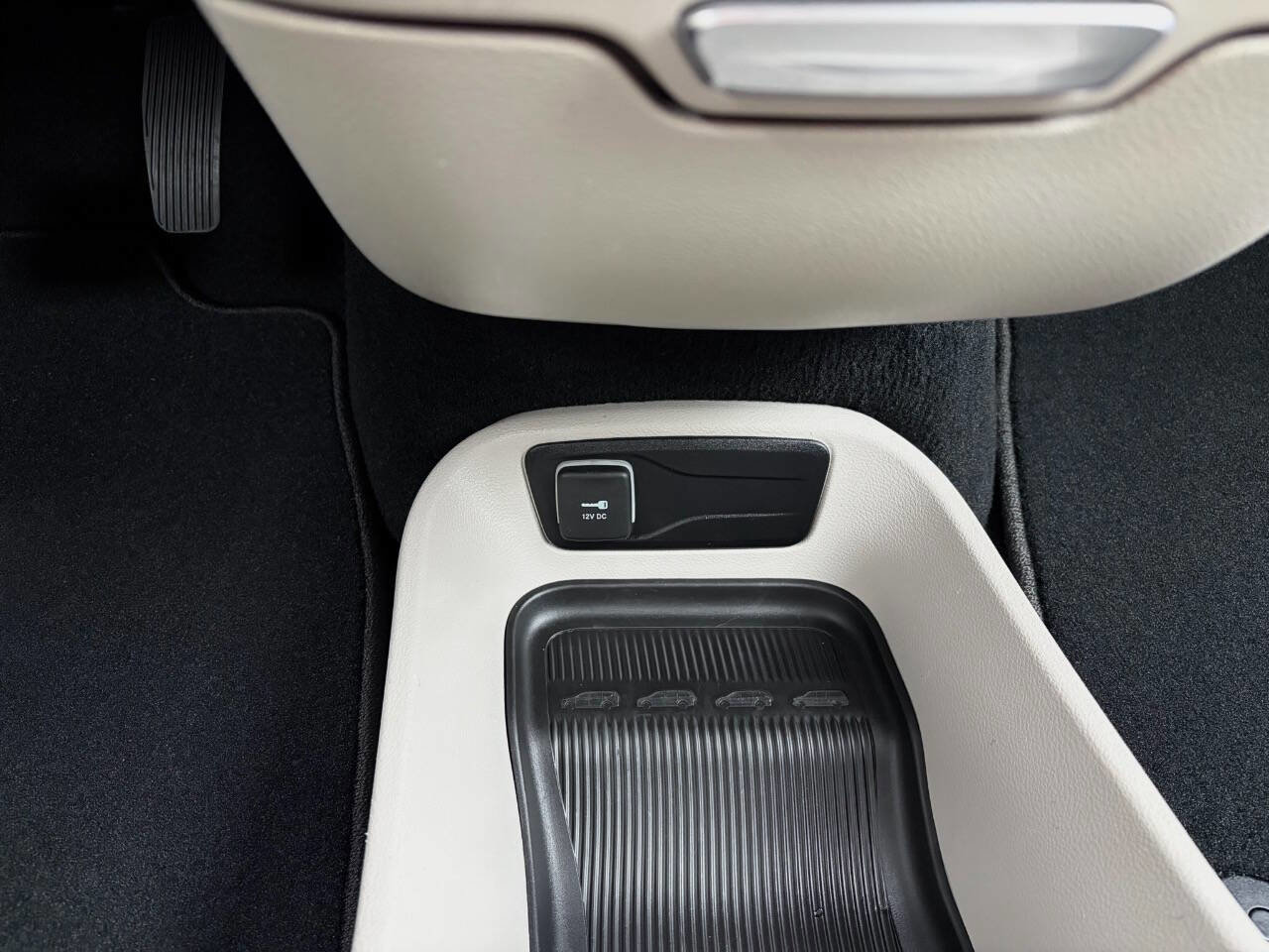 Used 2024 Chrysler Pacifica Touring-L image 33