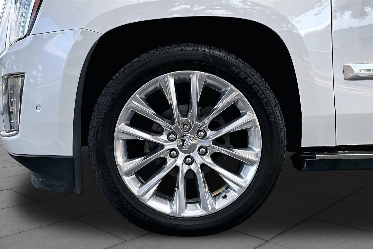 Used 2019 Cadillac Escalade ESV Premium Luxury RWD image 11