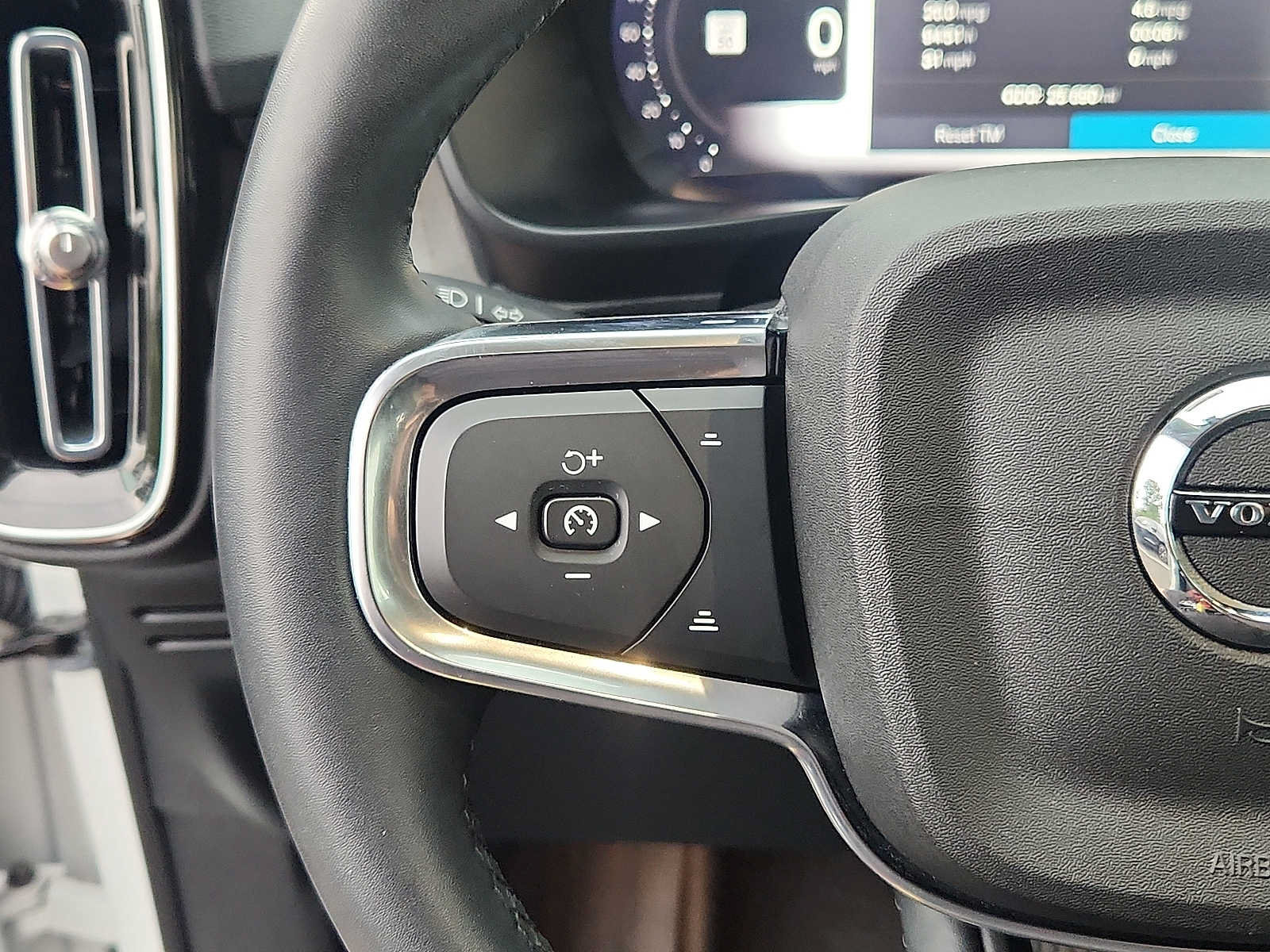 Used 2023 Volvo XC40 B5 Plus w/ Driver Assist Package AWD/4WD image 18