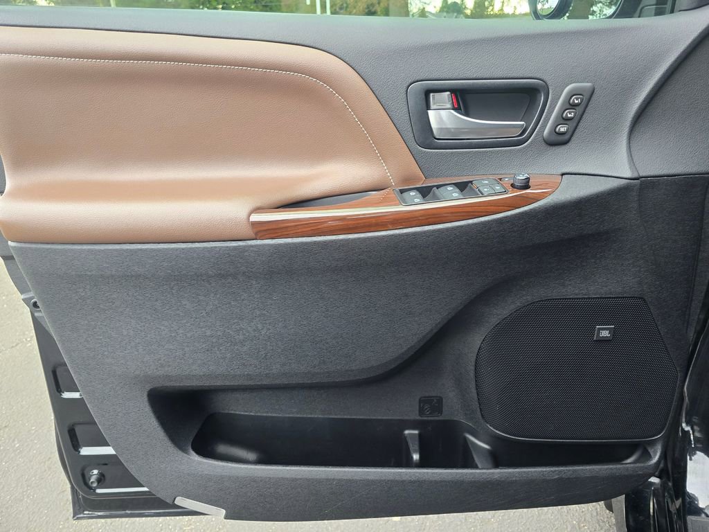 Used 2020 Toyota Sienna Limited image 27
