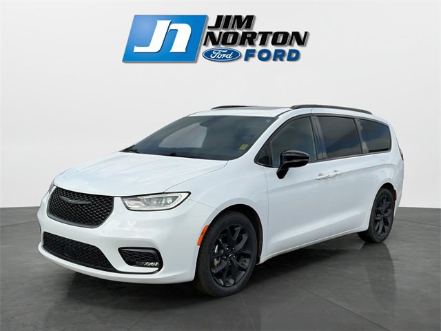 Used 2025 Chrysler Pacifica Limited image 7