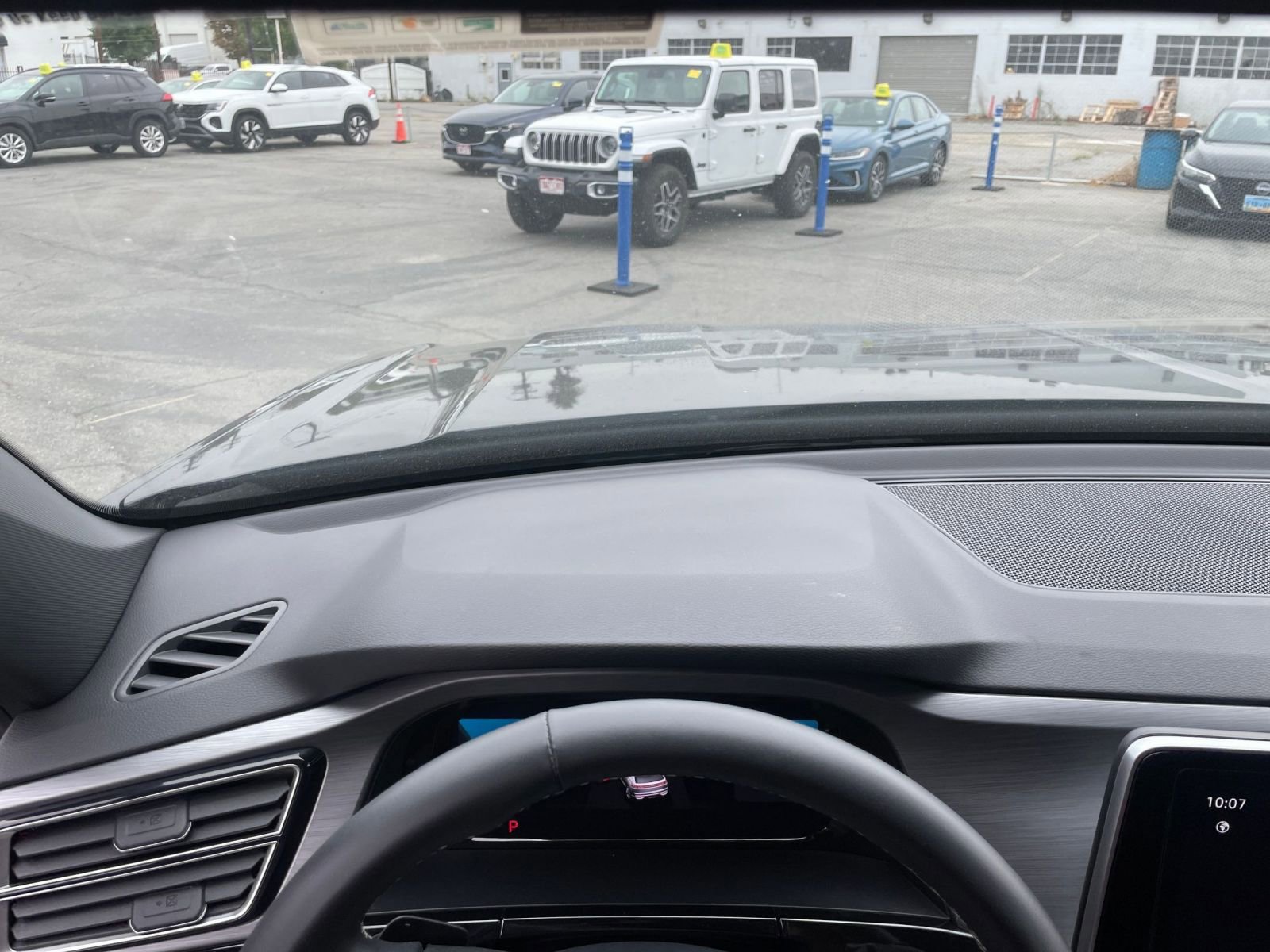 Used 2025 Volkswagen Atlas Cross Sport SE image 34