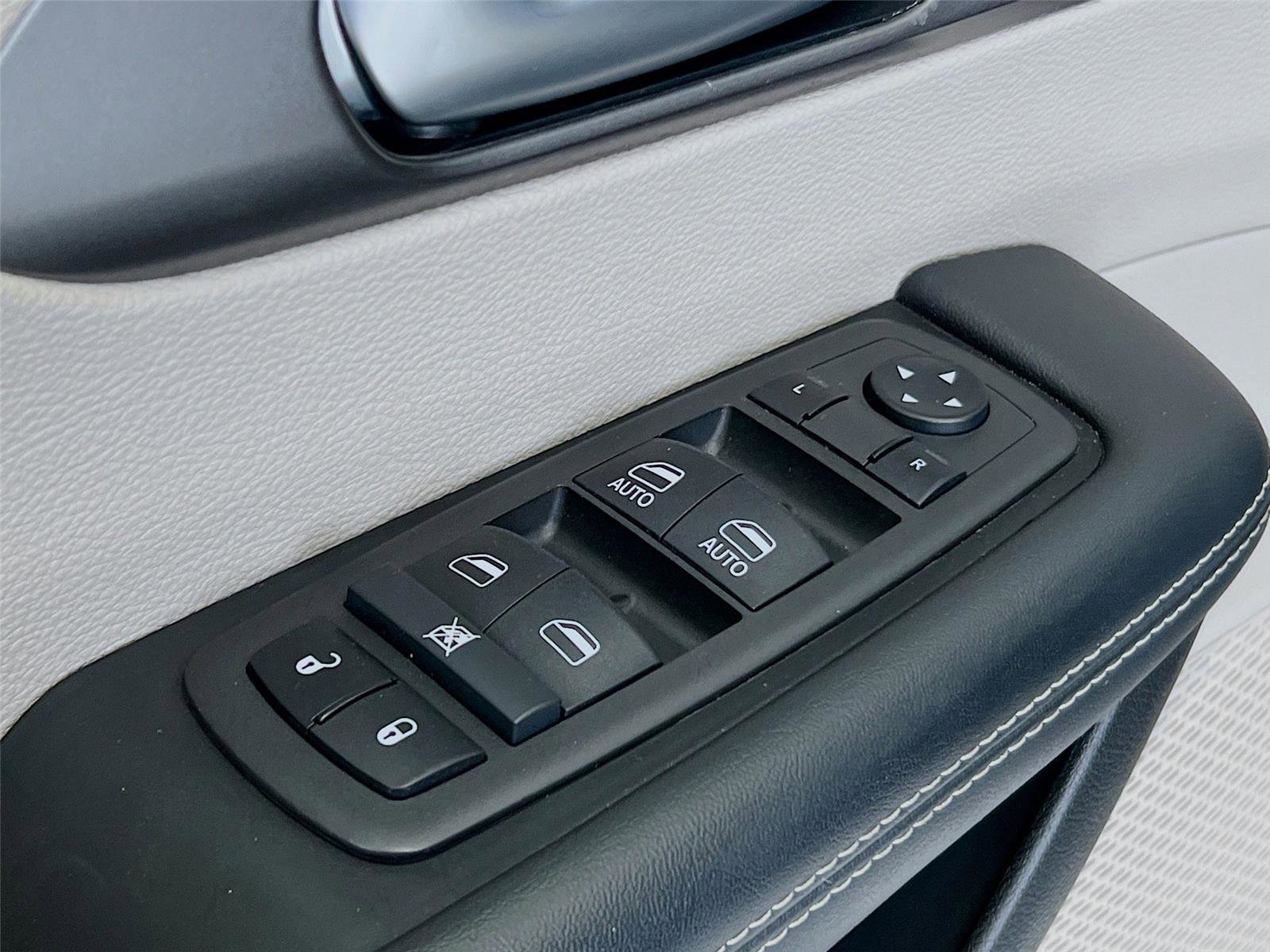 Used 2024 Chrysler Pacifica Touring-L image 18