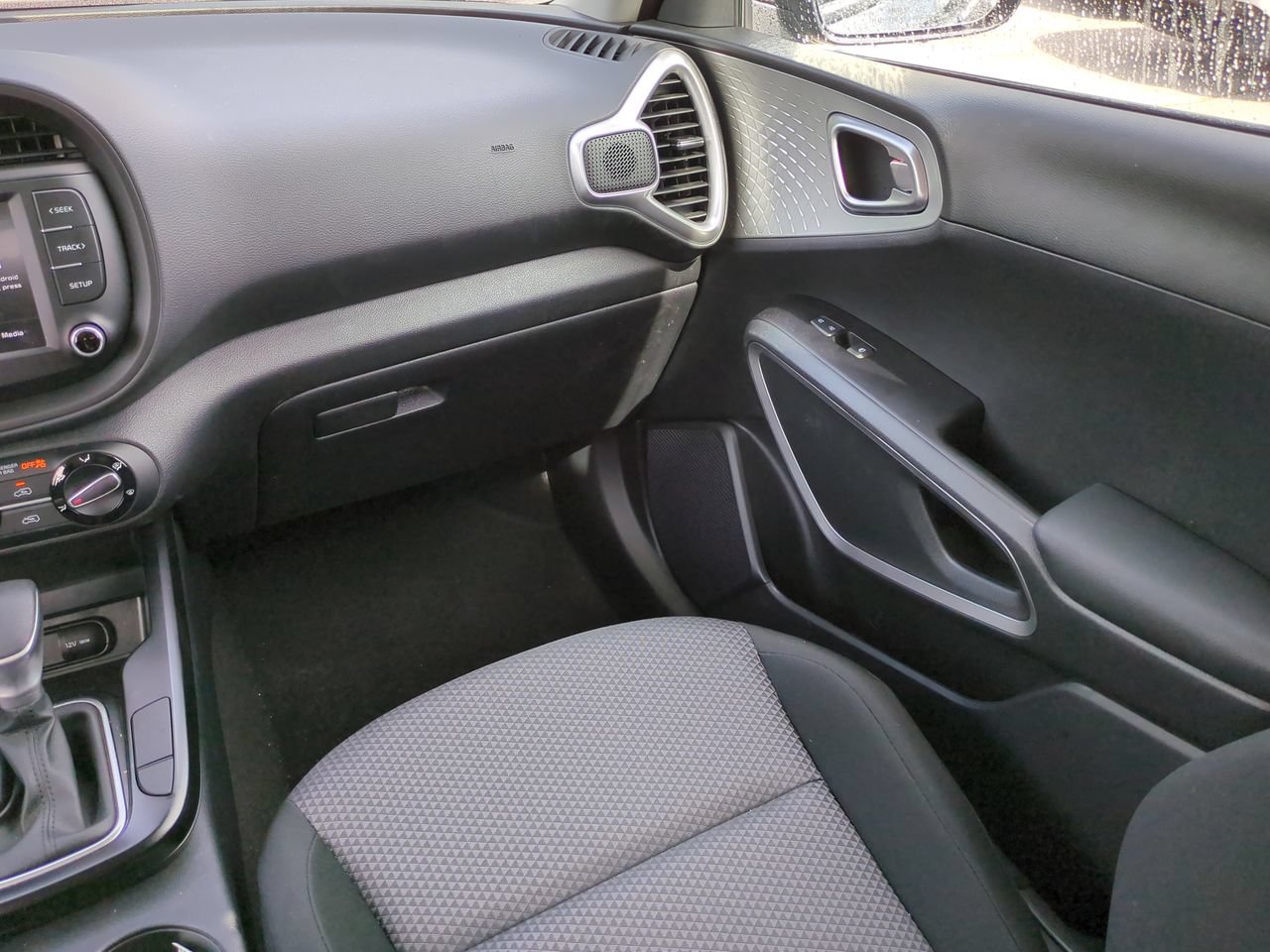Certified 2025 Kia Soul LX w/ LX Technology Package FWD image 17