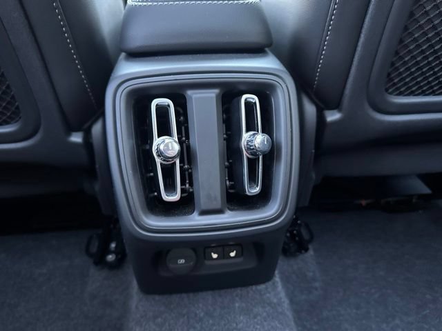 Certified 2025 Volvo XC40 B5 Core AWD/4WD image 17