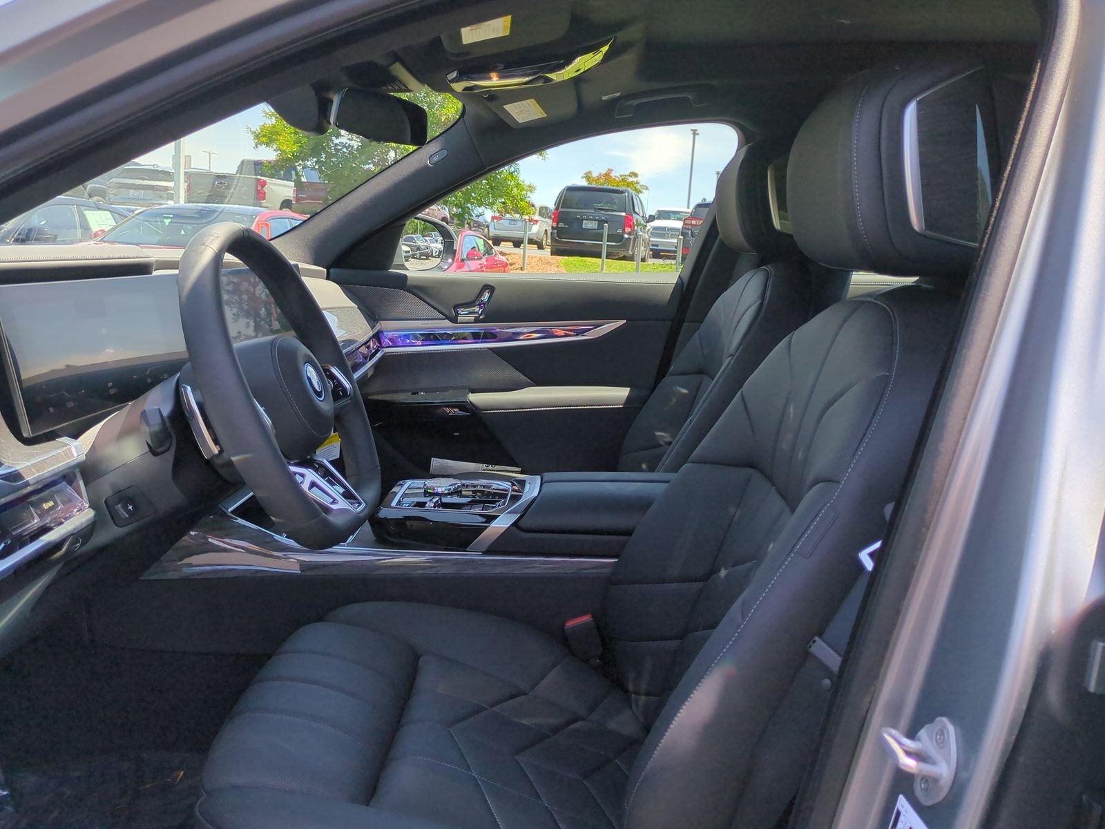 Certified 2025 BMW i7 xDrive60 w/ Executive Package image 15