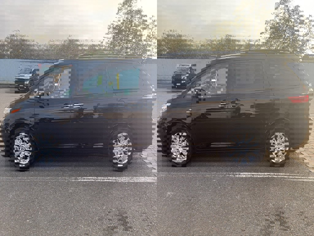 Used 2017 Toyota Sienna Limited Premium image 4