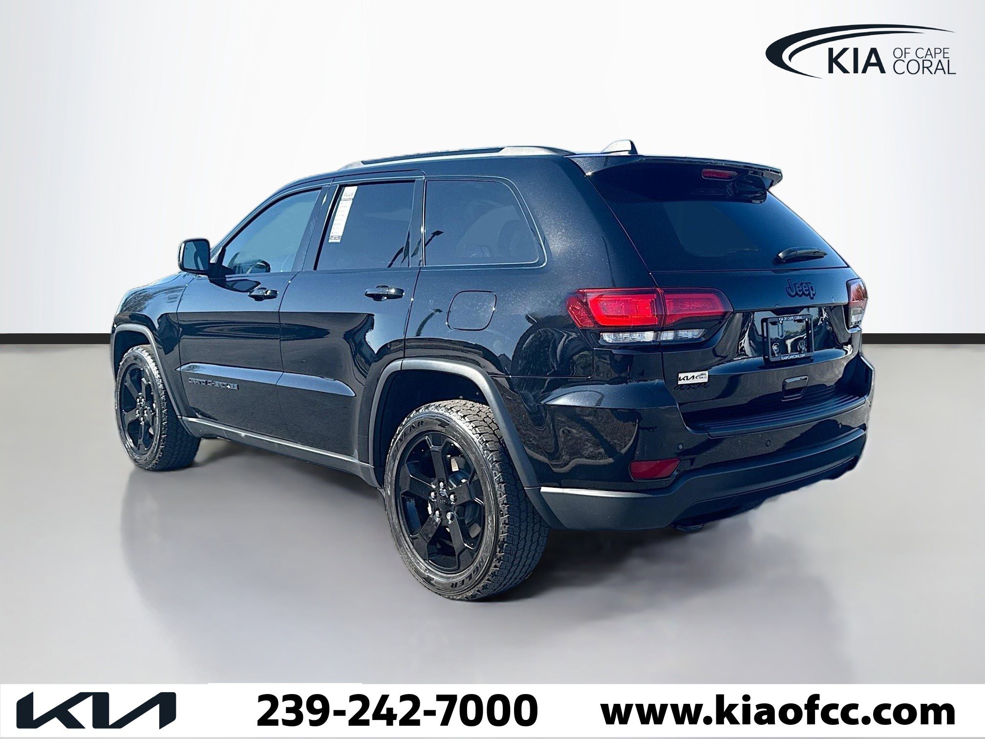 Used 2019 Jeep Grand Cherokee Laredo image 3