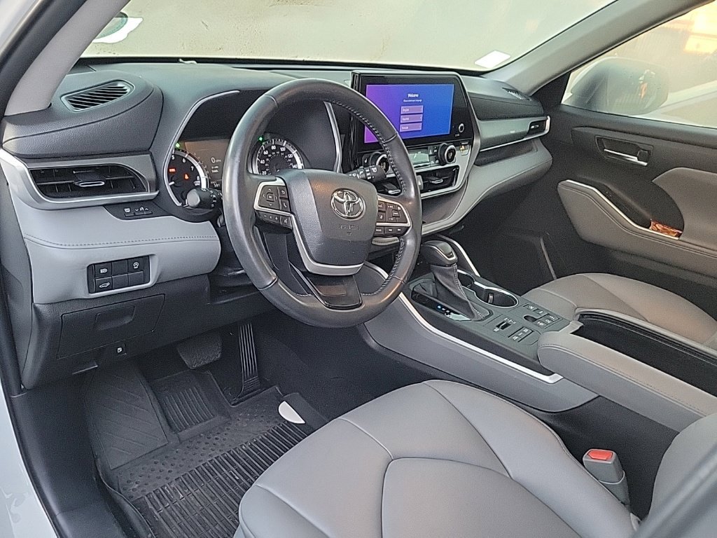 Used 2023 Toyota Highlander XLE AWD/4WD image 8
