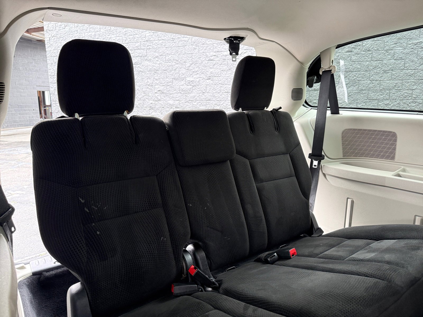 Used 2017 Dodge Grand Caravan SE w/ UConnect Hands-Free Group image 18