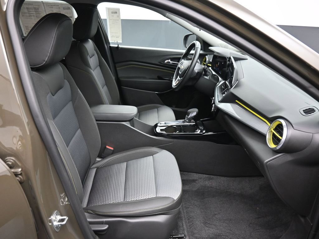 Used 2024 Chevrolet Trax LT w/ Driver Confidence Package image 23