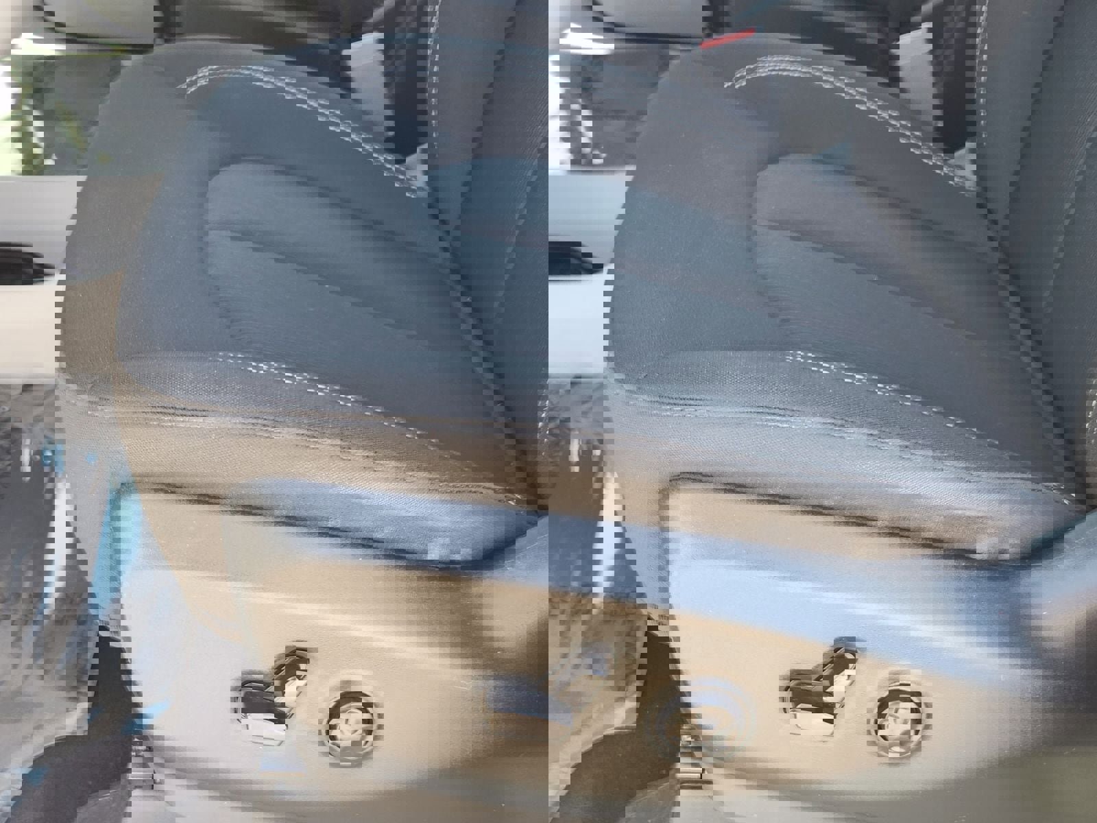 Used 2023 Chrysler Voyager LX image 32