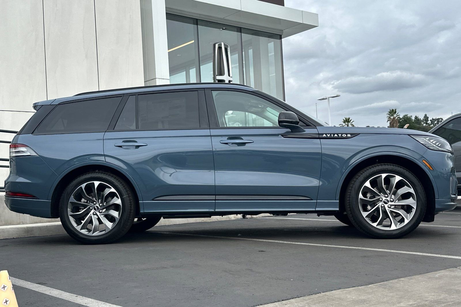 New 2026 Lincoln Aviator 2WD w/ Jet Appearance Package image 2